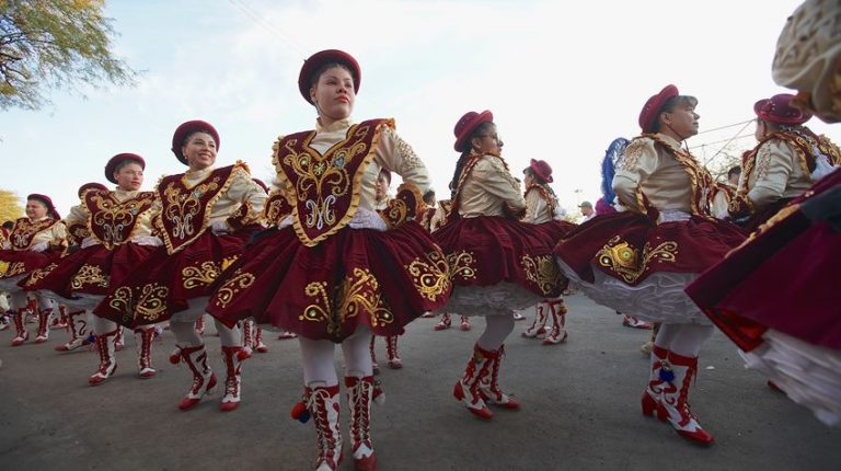 (Español) Bailes pampinos participan en La Tirana