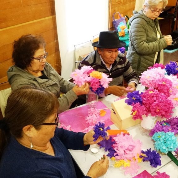 En Tarapacá rescatan tradición fúnebre pampina a través de taller de flores de papel