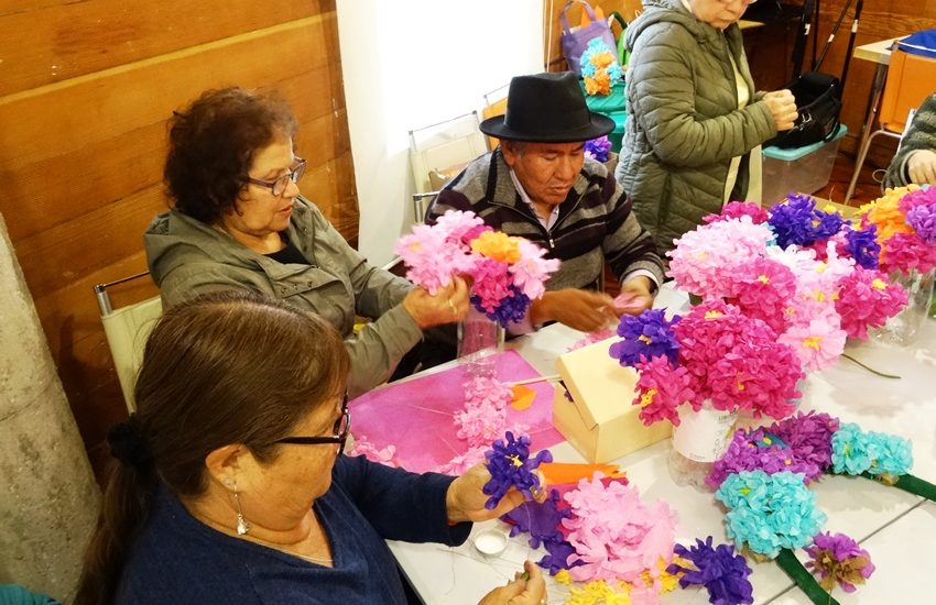 En Tarapacá rescatan tradición fúnebre pampina a través de taller de flores de papel