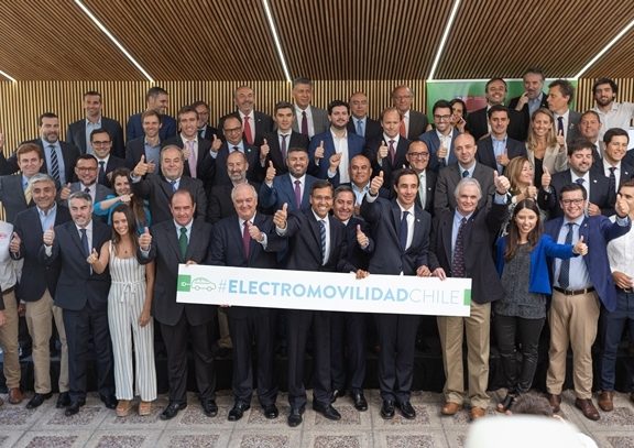 SQM firma compromiso público-privado para impulsar desarrollo de la electromovilidad