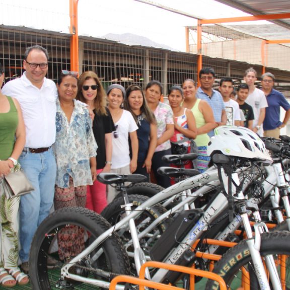 SQM entregó bicicletas eléctricas a Centro de Formación Técnica de campamento Luz Divina