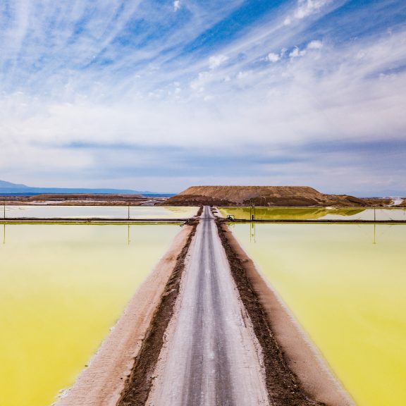 SQM reducirá en 50% la extracción de salmuera del Salar de Atacama y en 40% su consumo hídrico en todas sus operaciones