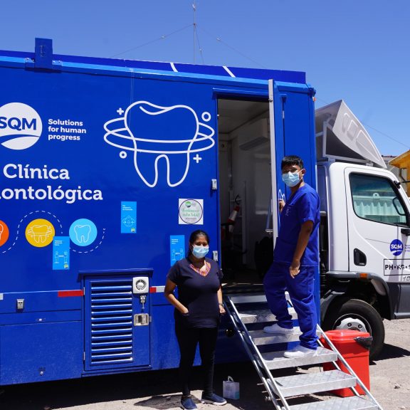 SQM implementa una Clínica Dental Móvil que atiende de forma gratuita a comunidades del Salar de Atacama