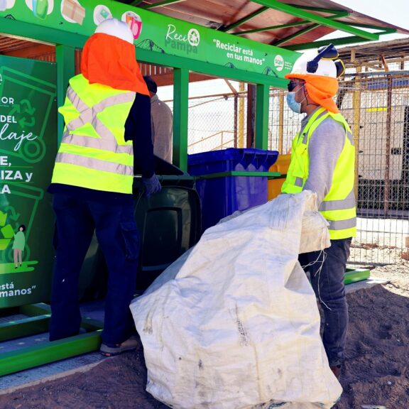 Faena Nueva Victoria de SQM implementa robusto plan de reciclaje junto a empresa local de Tarapacá