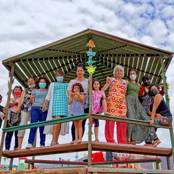 Mujeres de Chanavayita rescatan tradición pampina de confección de flores de hojalata