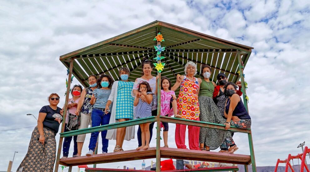 Mujeres de Chanavayita rescatan tradición pampina de confección de flores de hojalata