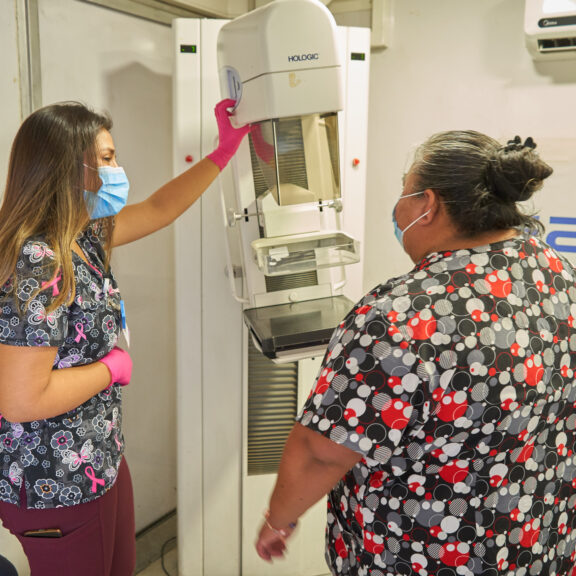 (Español) Más de 400 mujeres del Salar de Atacama participaron en operativo preventivo de cáncer mama