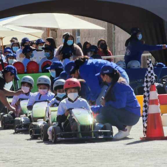 Niños y niñas de la comuna de San Pedro de Atacama vivieron la experiencia de la electromovilidad junto al piloto nacional Eliseo Salazar