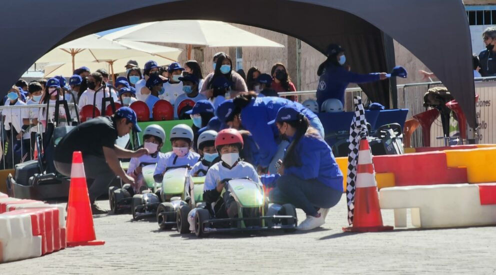 Niños y niñas de la comuna de San Pedro de Atacama vivieron la experiencia de la electromovilidad junto al piloto nacional Eliseo Salazar