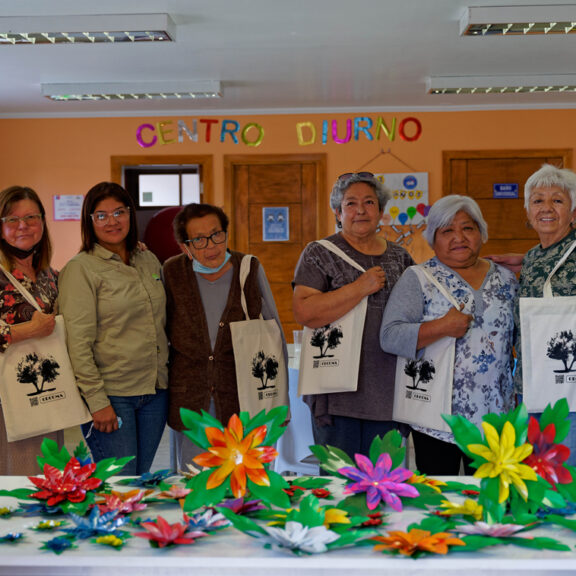 Mujeres de Huara rescatan tradición pampina confeccionando coronas de flores de hojalata