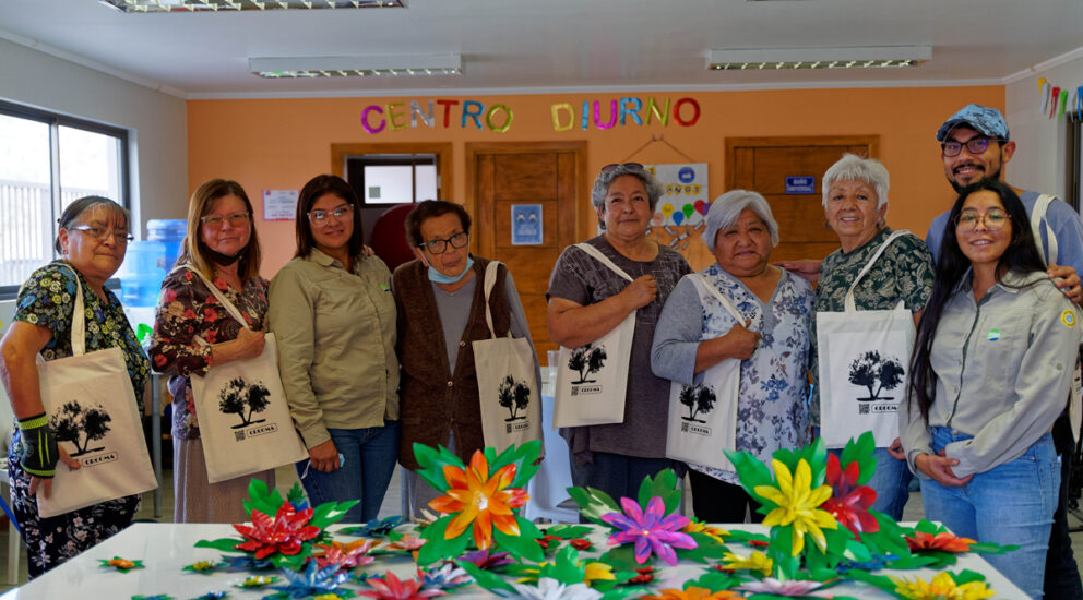 Mujeres de Huara rescatan tradición pampina confeccionando coronas de flores de hojalata