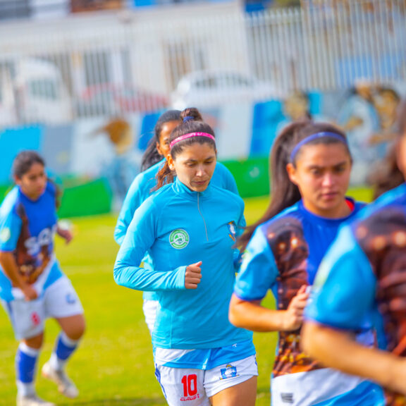 La “rojita” femenina Sub-17 y las pumas de Antofagasta protagonizan encuentro amistoso en María Elena