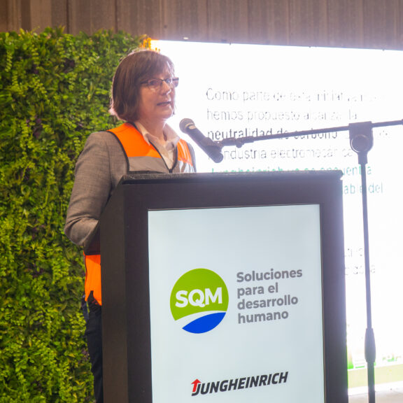 (Español) SQM y Jungheinrich lanzan flota de grúas horquilla eléctricas