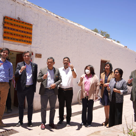 (Español) Familias de la comuna de San Pedro de Atacama cuentan con la primera farmacia comunitaria que incluye sistema de reparto a domicilio