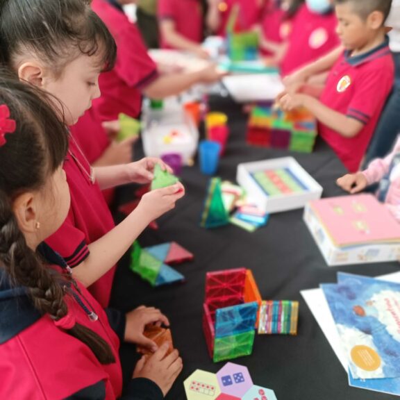 (Español) SQM cierra con éxito segunda versión de innovador programa implementado por Fundación VOA y Lab4U para mejorar calidad educativa en el norte del país