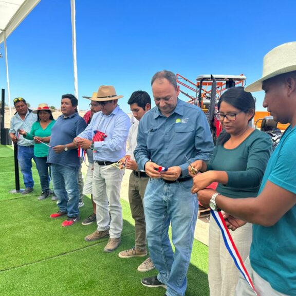 Tractores y diversos equipamientos agrícolas reciben las y los agricultores de Bajo Soga