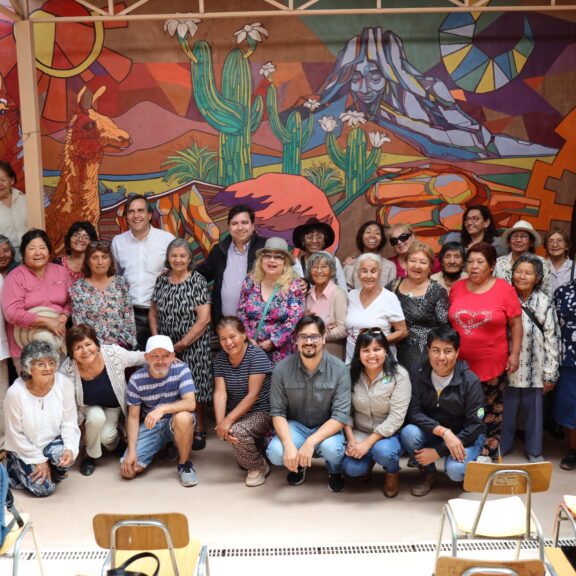 (Español) Integrantes del Club del Adulto Mayor Simón Benítez inauguraron mural participativo con su historia y su visión de la comuna