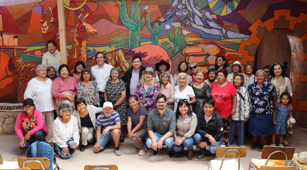 Integrantes del Club del Adulto Mayor Simón Benítez inauguraron mural participativo con su historia y su visión de la comuna