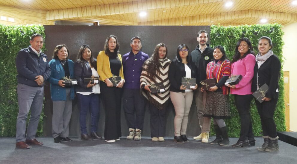 (Español) Lideresas del Salar de Atacama ratifican su compromiso con AMA en el primer aniversario de la Alianza para la Mujer Atacameña