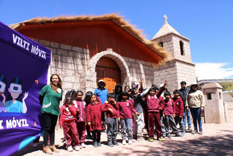 (Español) Vilti Móvil llevó la experiencia de la realidad virtual a más de 100 estudiantes de la comuna de San Pedro de Atacama