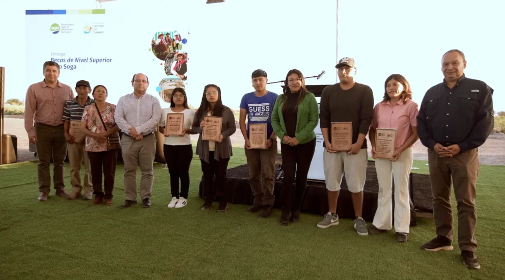 Jóvenes de Bajo Soga reciben beca para estudios superiores