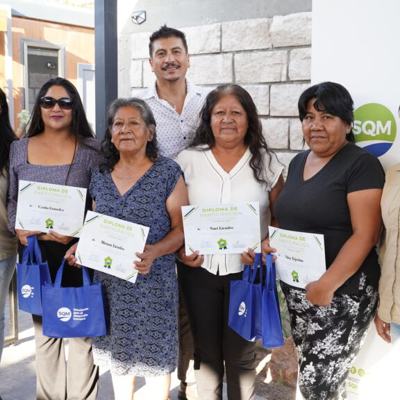 (Español) Con entrega de reconocimientos y exposición de trabajos finalizó el Taller de Reciclaje de Vidrio en Toconao